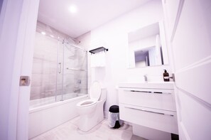 Haartrockner, Handtücher, Shampoo, Toilettenpapier