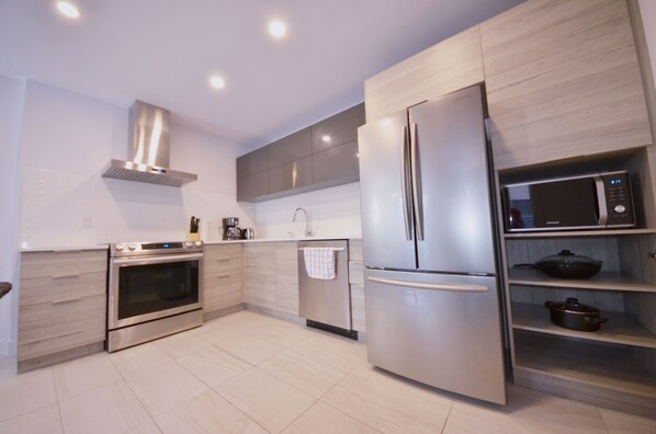 Kjøleskap, mikrobølgeovn, ovn og kokeplater