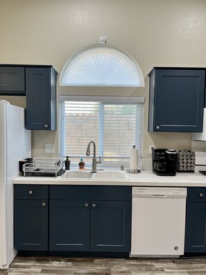 冰箱、微波炉、烤箱、炉灶