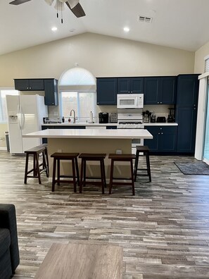 冰箱、微波炉、烤箱、炉灶