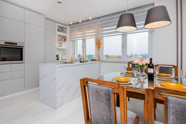 Microwave, dishwasher, coffee/tea maker, cookware/dishes/utensils - Apartment for two Sopot by Renters (Sopot)