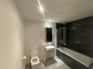 Apartamento, 1 cama Queen | Banheiro | Chuveiro/banheira combinados, banheira de imersão, toalhas de banho 