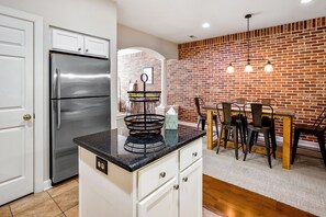 Microwave, dishwasher, coffee/tea maker, cookware/dishes/utensils - The Clubhouse (Southern Pines)