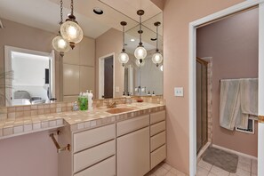 Douche, séchoir à cheveux, bidet, serviettes fournies