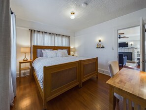2 habitaciones, escritorio y tabla de planchar con plancha 