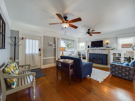 Smart-TV, Kamin, Bücher