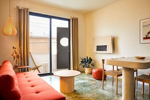 Apartament exclusiu | Sala d'estar | Televisor intel·ligent de 43 polzades amb canals digitals i televisor
