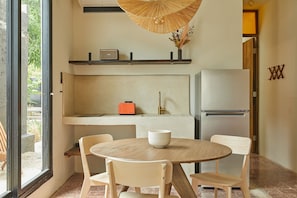 Apartament superior | Cuina privada | Frigorífic, microones, placa de cuina i cafetera i tetera