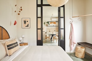 2 bedrooms, hypo-allergenic bedding, memory-foam beds, in-room safe - APT by DW (San Juan)