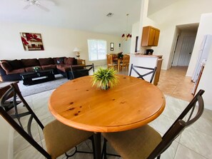 Casa, varias camas (Ezra's Vacation Home at Southern Dune) | Restaurantes