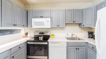 Condo, 3 habitaciones | Cocina privada | Refrigerador, horno, cafetera y tetera y tostadora