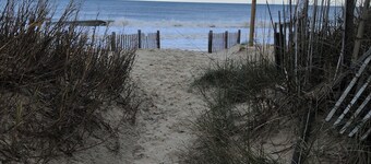 Blackbeard's Retreat - Historic And Pet Friendly 3 Bedroom Cottage by RedAwning