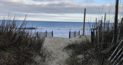 Blackbeard's Retreat - Historic And Pet Friendly 3 Bedroom Cottage by RedAwning