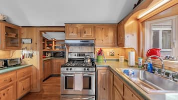 Huis, 2 slaapkamers | Privékeuken | Een koelkast, een oven, een koffiezetapparaat/waterkoker