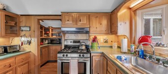 Picturesque Island Cottage 2 Bedroom Home by RedAwning