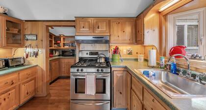 Picturesque Island Cottage 2 Bedroom Home by RedAwning