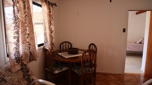 Familien-Vierbettzimmer | Essbereich im Zimmer