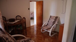 Family Quadruple Room | In-room dining - HOSTAL SUNSET (Hanga Roa)