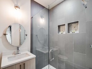 Douche, serviettes fournies, savon, shampoing