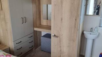 2 bedrooms, bed sheets