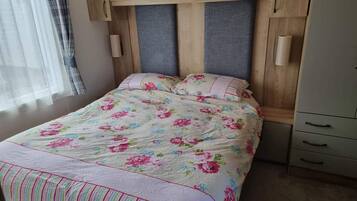 2 bedrooms, bed sheets