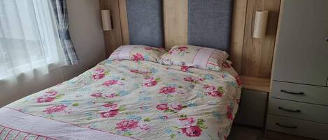 Cabin, Multiple Beds | 2 bedrooms, bed sheets