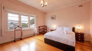 3 bedrooms, laptop workspace, bed sheets