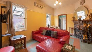 ベーシック ハウス ベッド (複数台) | リビング エリア | テレビ