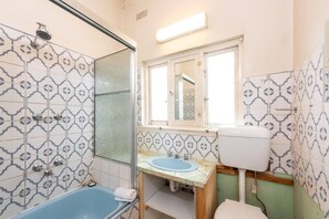 Basic House, Multiple Beds | Bathroom | Free toiletries, towels, soap, shampoo - 3 Bedroom Unit in the Heart of Beautiful Northcote (Northcote)