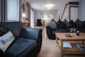 32-inch TV with cable channels - Rose Coach House - 3 Bedroom Cottage - Pendine (Carmarthen)