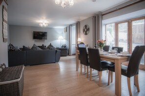 Cottage (3 Bedrooms) | Living area