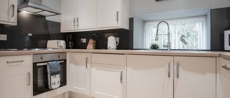 Cottage (3 Bedrooms) | Private kitchen | Microwave, oven, stovetop, dishwasher