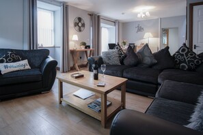 32-inch TV with cable channels - Rose Coach House - 3 Bedroom Cottage - Pendine (Carmarthen)