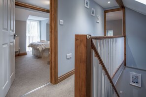 32-inch TV with cable channels - Rose Coach House - 3 Bedroom Cottage - Pendine (Carmarthen)