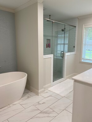 Shower, hair dryer, towels, soap - Masters Rental (Augusta)
