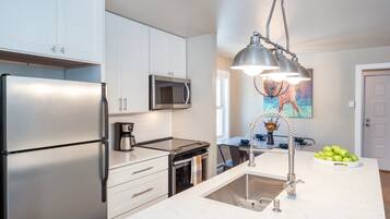 Apartamento, 2 habitaciones | Cocina privada | Frigorífico, horno, cafetera o tetera y tostadora