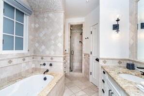 منزل - ٣ غرف نوم | حمام | مناشف