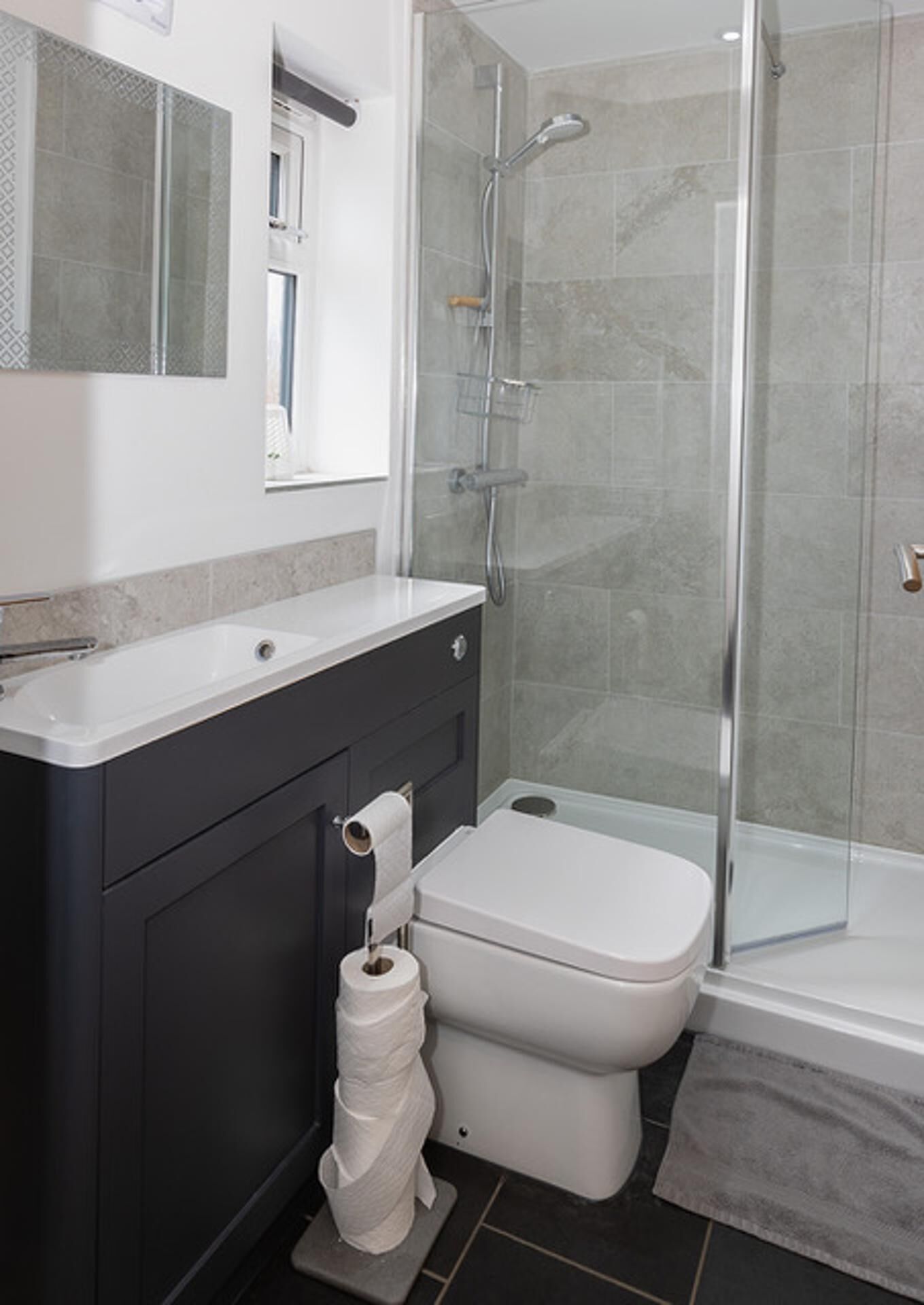 Studio | Bathroom | Shower, free toiletries, hair dryer, towels