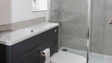 Studio | Bathroom | Shower, free toiletries, hair dryer, towels