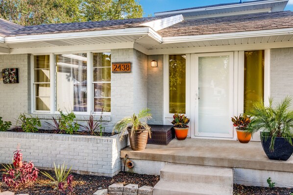 House | Exterior - Immaculate 2-bed in Dallas Close to Everything! (Dallas)