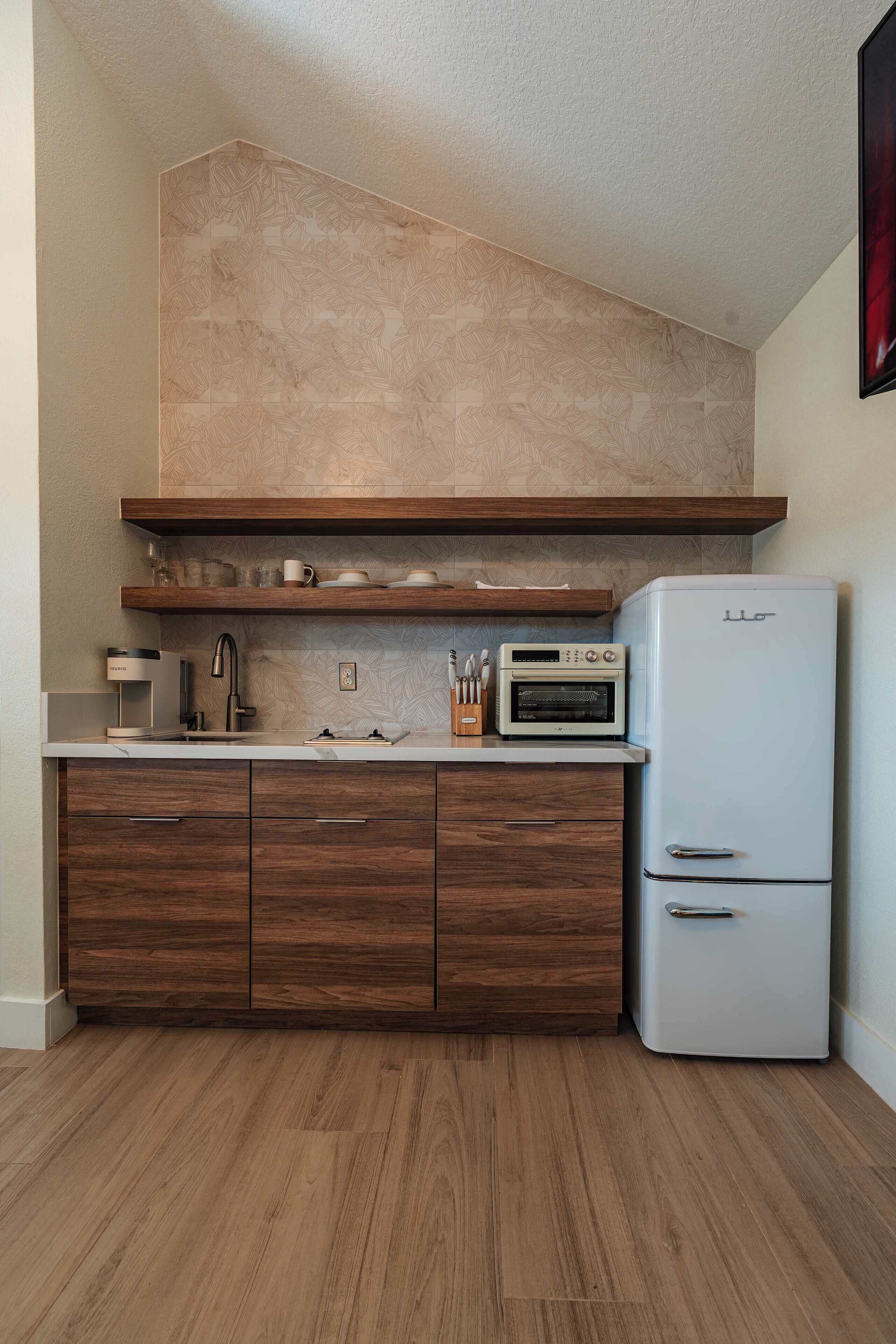 Kühlschrank, Ofen, Kochgeschirr/Geschirr/Besteck