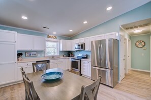 Private kitchen - Salty Knights Centrally Located to Beach and Boardwalk (Carolina Beach)