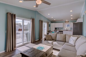 Living area - Salty Knights Centrally Located to Beach and Boardwalk (Carolina Beach)