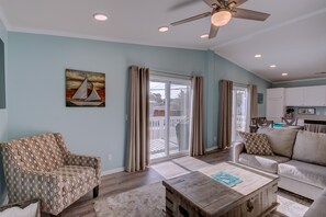 Living area - Salty Knights Centrally Located to Beach and Boardwalk (Carolina Beach)