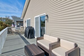 Outdoor dining - Salty Knights Centrally Located to Beach and Boardwalk (Carolina Beach)