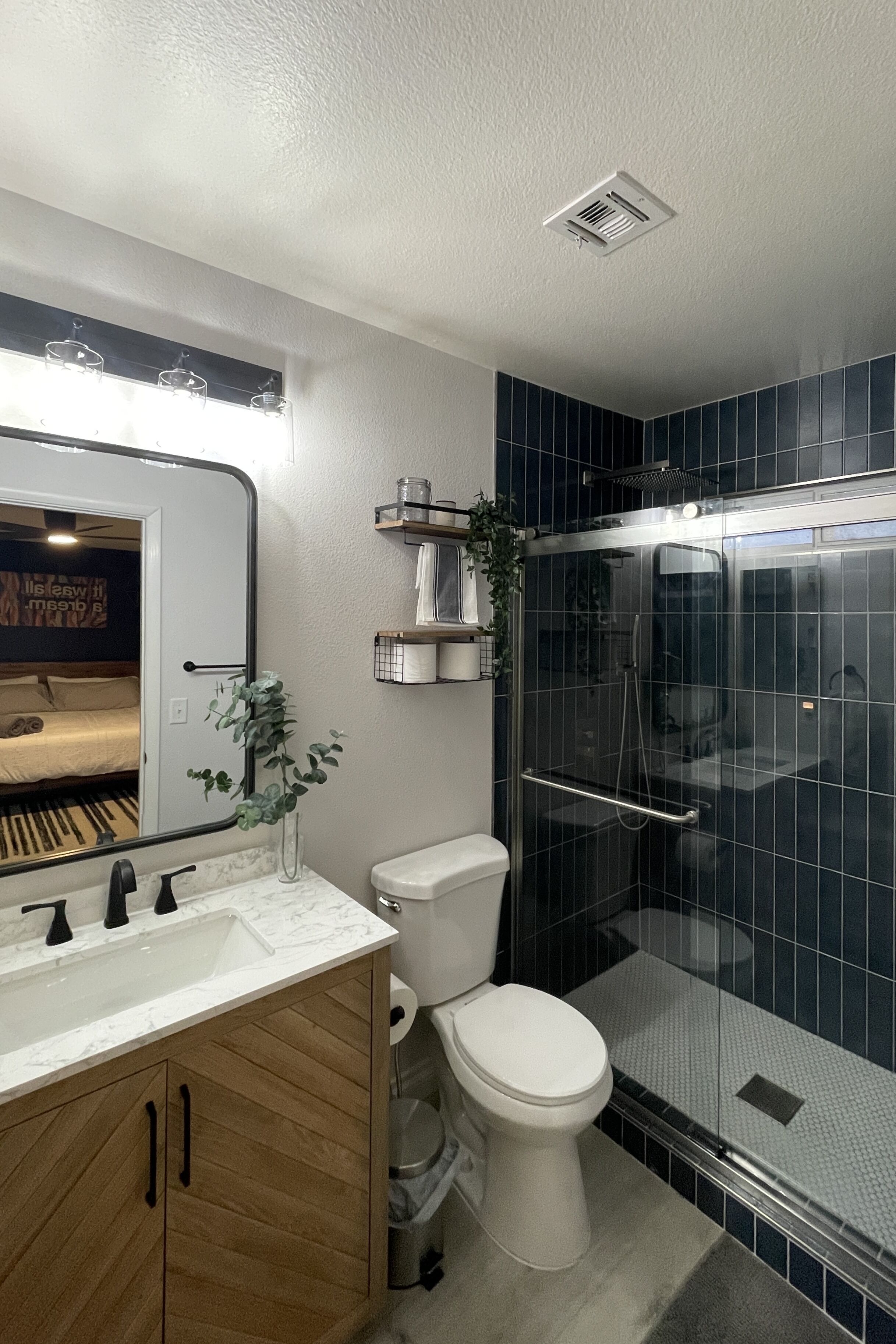 Douche, sèche-cheveux, bidet, serviettes fournies