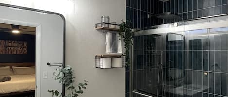Dusche, Haartrockner, Bidet, Handtücher