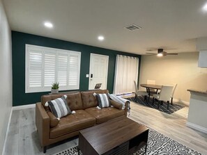 Smart TV, video games, books, music library - Artsy Mid-Century Modern 2br2ba (Henderson)