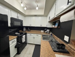 Kjøleskap, mikrobølgeovn, ovn og kokeplater