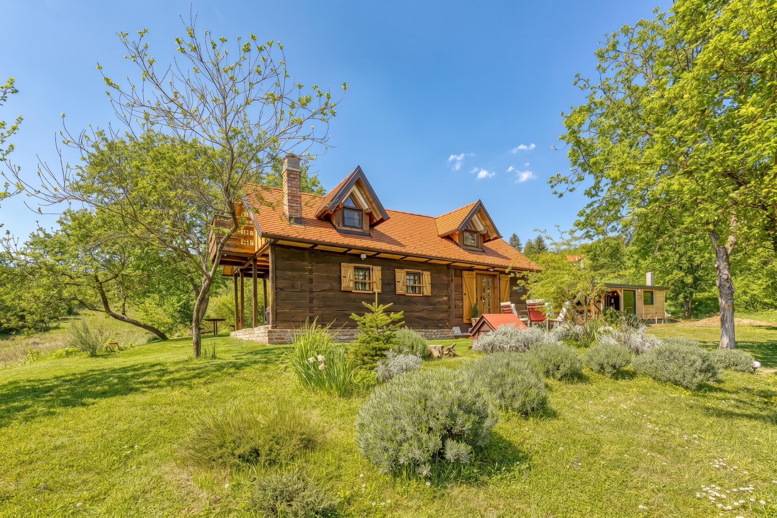 منزل عائلي - غرفتا نوم - بشرفة - بالقرب من الجبل (Rural House With Wellness) | المنشأة من الخارج